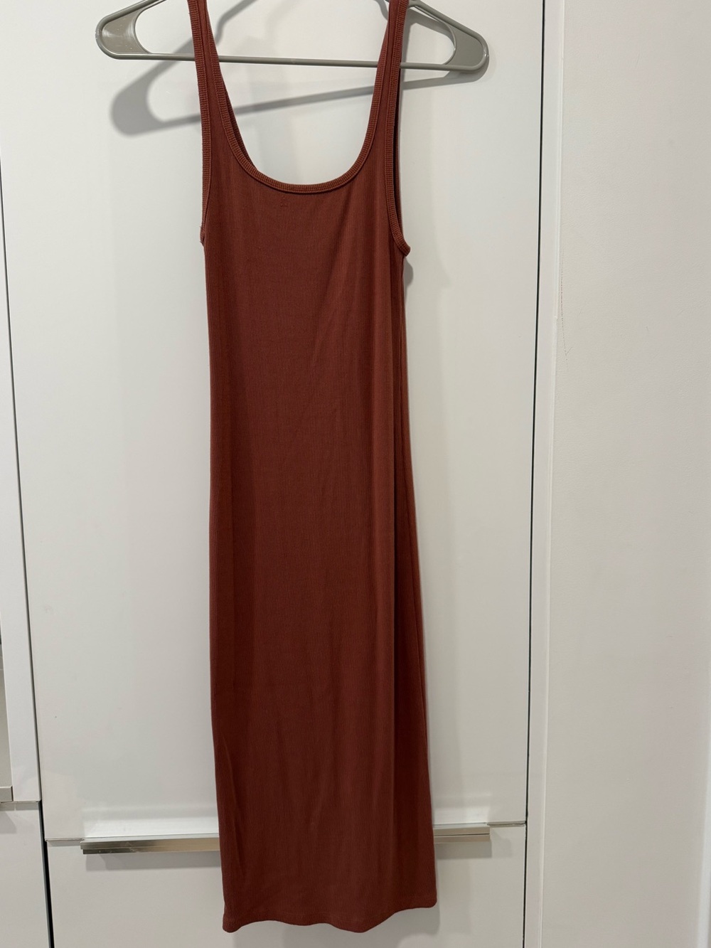 Wilfred Sleeveless Midi Dress in Rust Brown